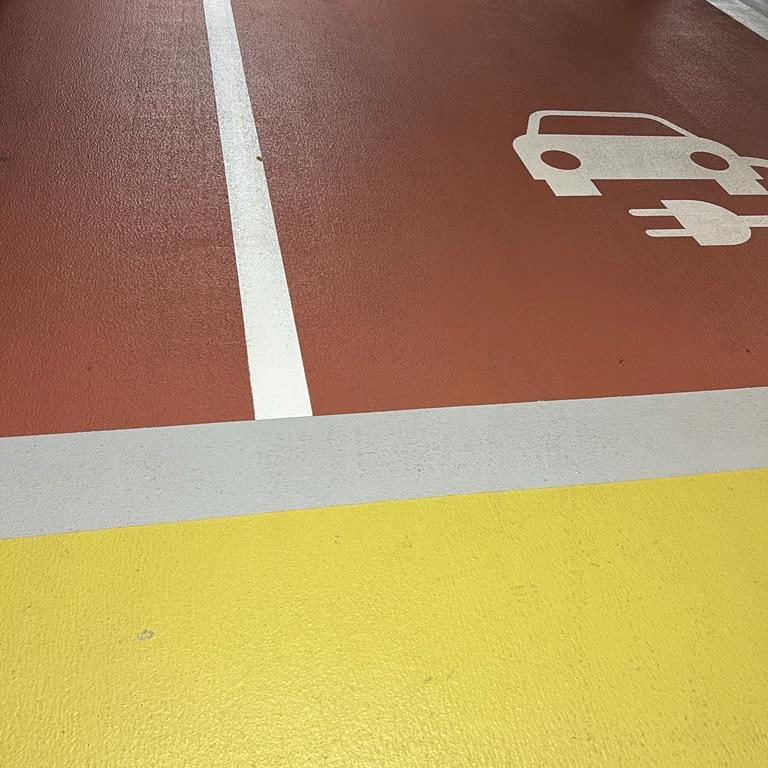 Elektroparkplatz beschichtet mit Wetraffic in rot und gelb