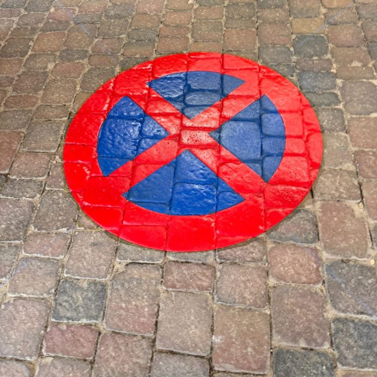 Sperrflächen ein rot blaues Parkverbotssymbol auf einer alten Pflasterfläche