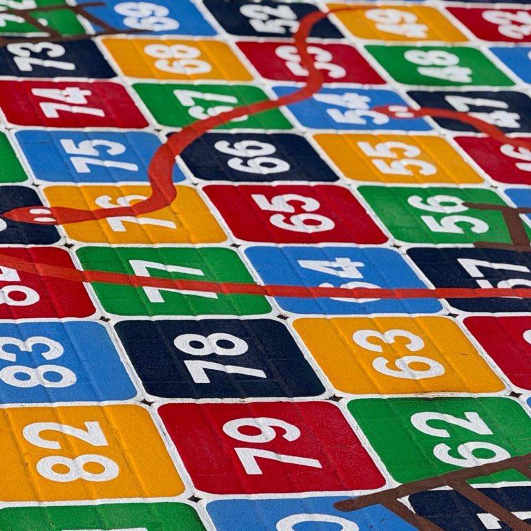 Bunte Zahlenfelder für ein Spiel, angeordnet in Reihen und Spalten.