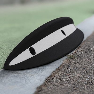 ein schwarzer Kunststoffkörper mit einem weißem Reflektorband