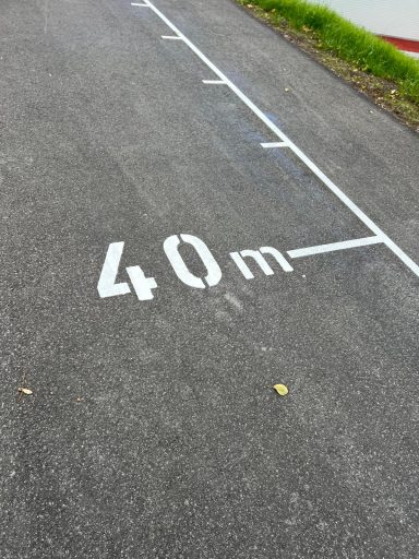 Asphaltboden mit einer weißen Markierung und einer 40 m Kennzeichnung