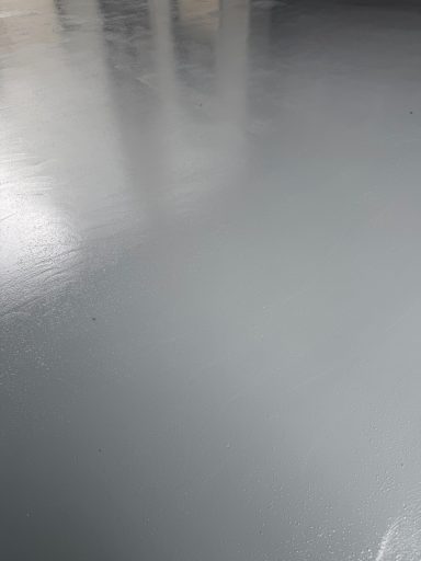 Glatte, graue Oberfläche mit einer reflexiven Textur.