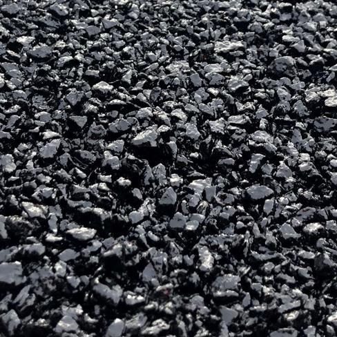 Schwarze Aggregate in einer Bitumenmischung