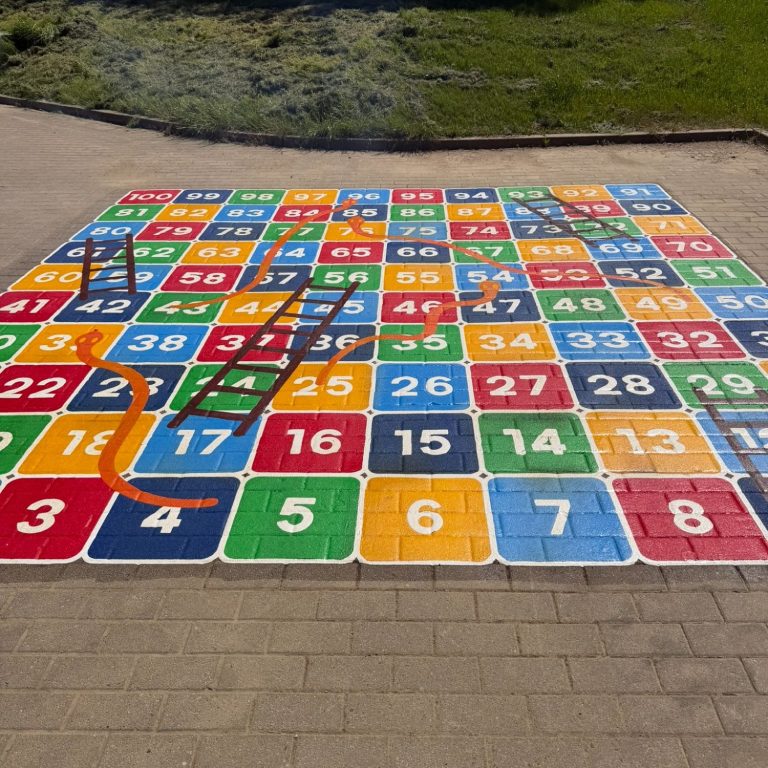 Schulhofmarkierung Pflasterfläche mit einem bunten Leiterspiel