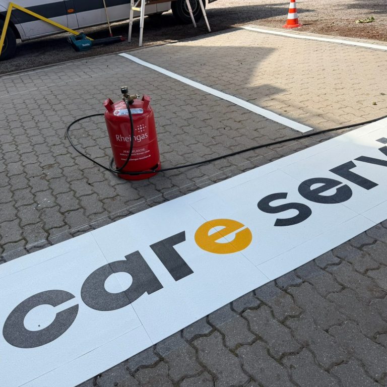 Care Service Pflasterfläche mit dem Schriftzuge Care service auf weißen Hintergrund