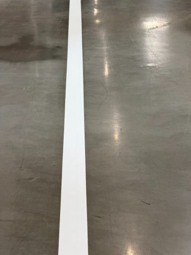 weiße Linie auf grauen Hallenboden