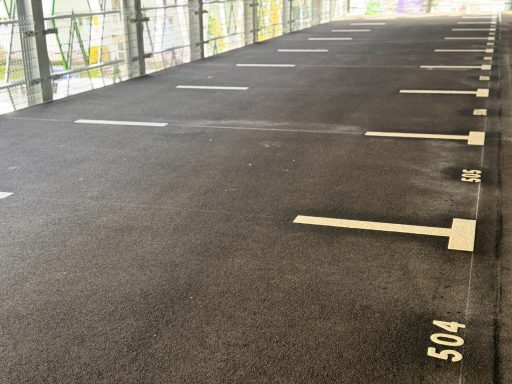 Parkhaus Dresden: 8 Etagen Leerer Parkplatz mit nummerierten Stellplätzen.