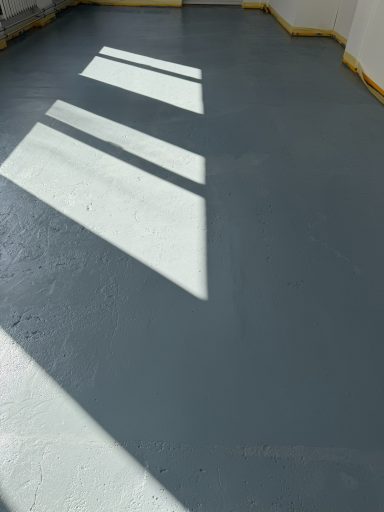 Dunkelblauer Boden mit schräg fallenden Lichtstrahlen.