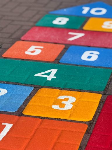 Bunte Hopserflächen mit nummerierten Kästchen für Kinder.