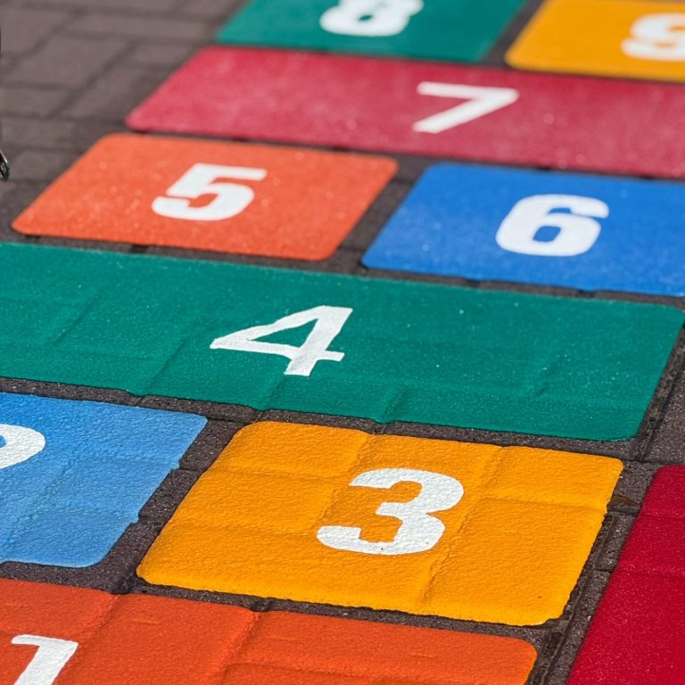 Hüpfspiel Hüpfspiel mit bunten Feldern in Rot, Blau, Grün und Gelb, nummeriert von 1 bis 8.