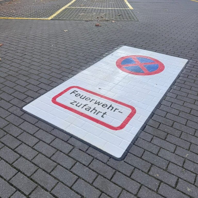 Individuelle Anfertigung Hinweis auf Feuerwehrzufahrt mit Verkehrszeichen und „Parkverbot“-Schriftzug.