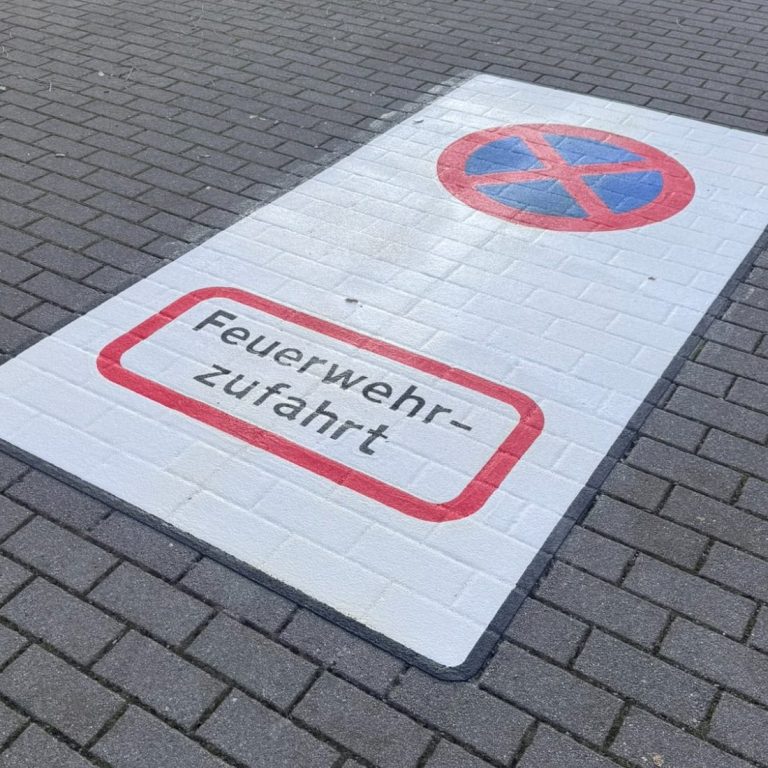 Kennzeichnung der Feuerwehrzufahrt mit einem Verbotsschild zum Parken.