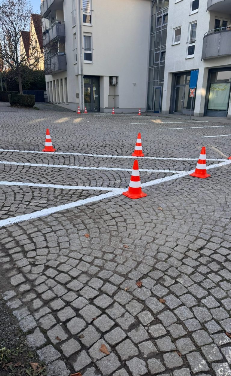 ein frisch markierter Parkplatz