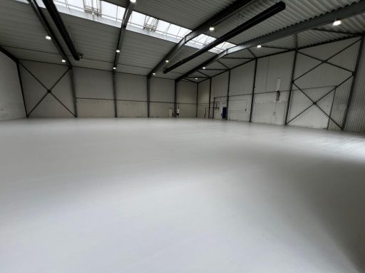 Produktionshalle Dresden: 800 m² Leere Lagerhalle mit grauen Wänden und hellem, glattem Boden.