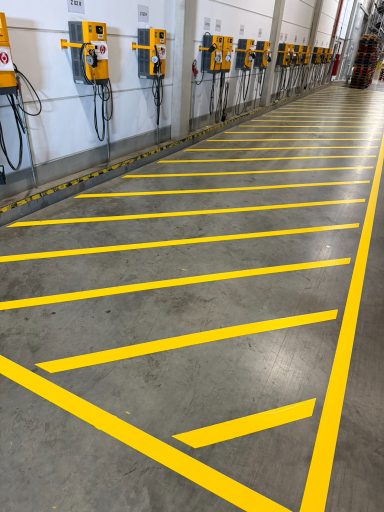 gelbes Sperrgatter auf grauen Hallenboden