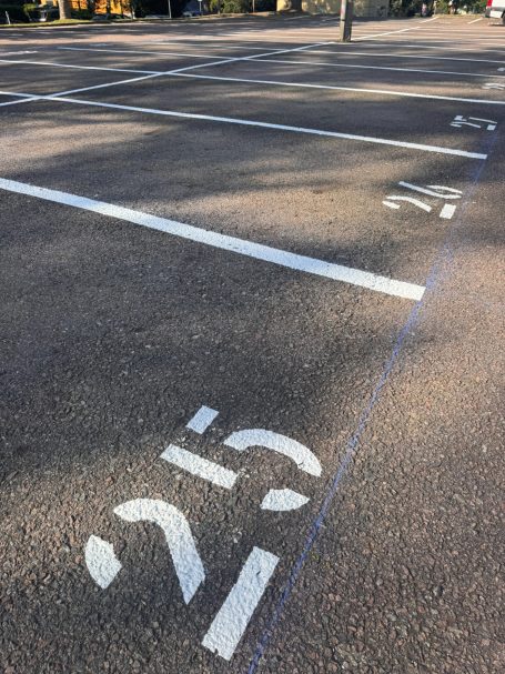 Frei parkende Stellplätze mit nummerierten Markierungen.