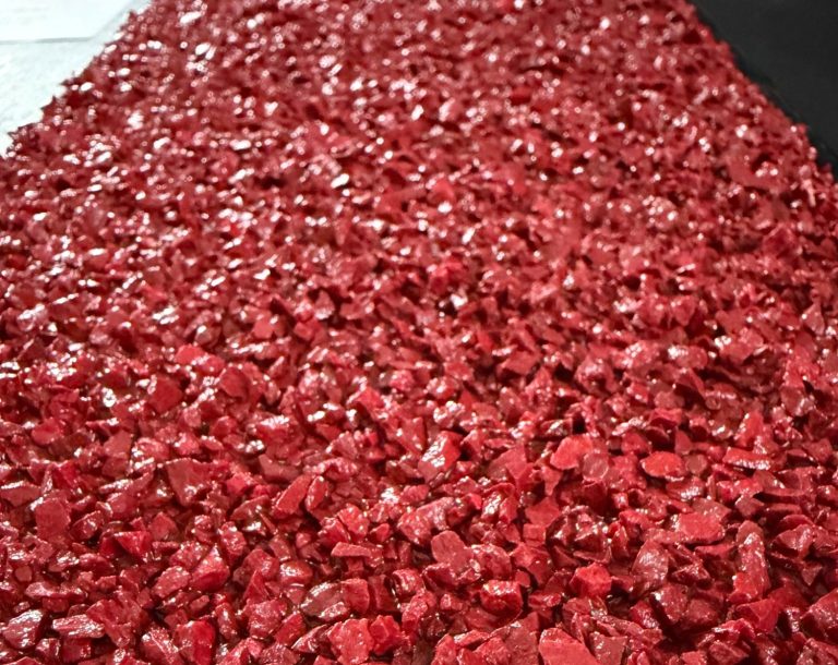 Rote, unregelmäßige Steine bedecken den Boden in einer großzügigen Schicht.