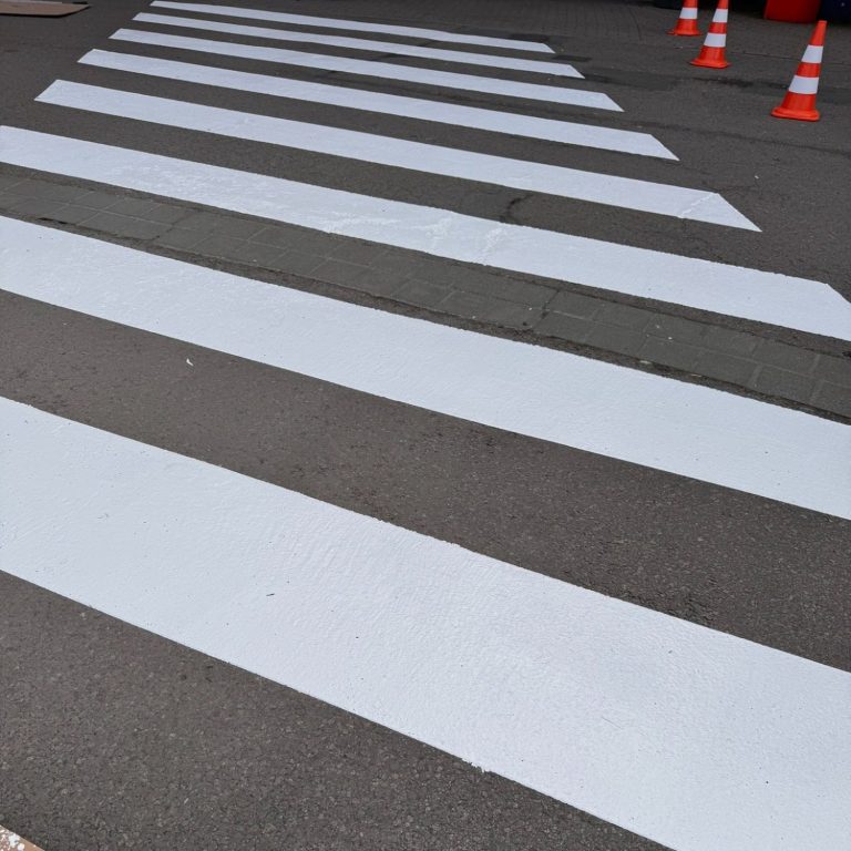 Bild eines frisch markierten Zebrastreifens