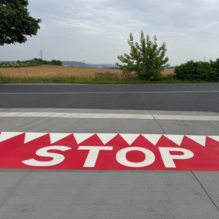 Eine farbige Thermaline Begrenzung mit der Inschrift Stop